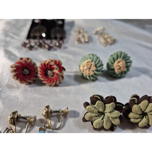 Vintage Lot Of 8 Pairs Of Screwback Earrings - Picture 7 of 11